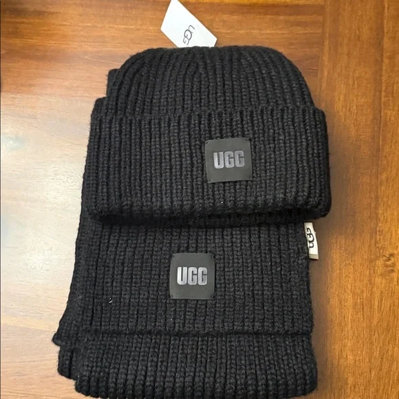 UGG Classic Black Knit Hat and Scarf Set display picture 3